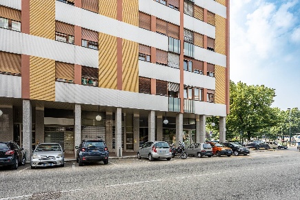 Foto Negozio in Piazza Guala, Torino Mirafiori Sud - Onorato Vigliani