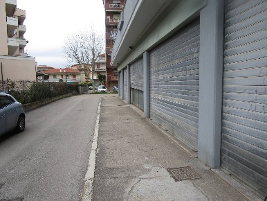 Foto Locale commerciale in Zona Globo, Pescara di 320 m² con 1 locali