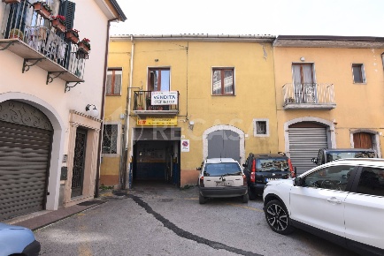 Foto Locale commerciale in via Melfi, Atripalda di 156 m² con 3 locali