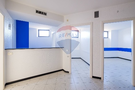 Foto Ufficio in Mazzini, Cisano Bergamasco Centro di 241 m² con 11 locali