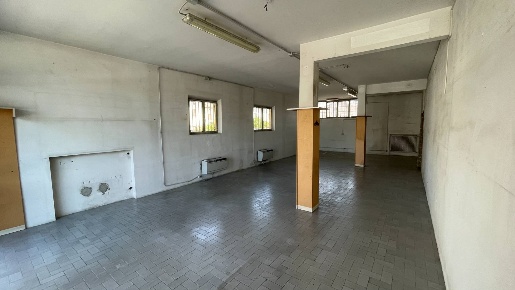 Foto Attività commerciale in Via Carlo Cattaneo, Pisa di 265 m² in affitto