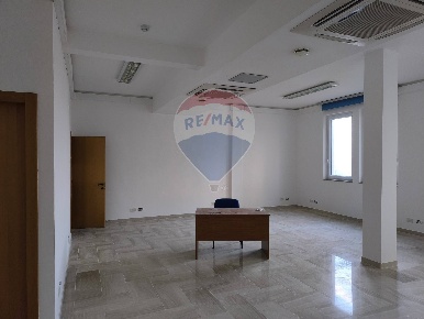 Foto Ufficio in Via Umberto Minervini, Bari Loseto di 530 m² con 9 locali