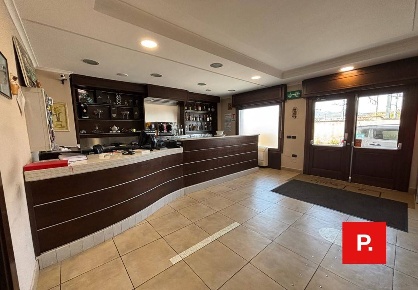 Foto Attività commerciale in Via Domenico Mondo, Caserta di 200 m²