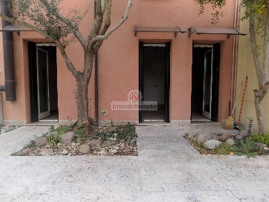 Foto Attività commerciale in VIA ROMA, Lonigo Centro di 85 m² con 2 locali