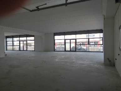 Foto Attività commerciale in via gabbiano, Ponsacco Centro di 800 m²