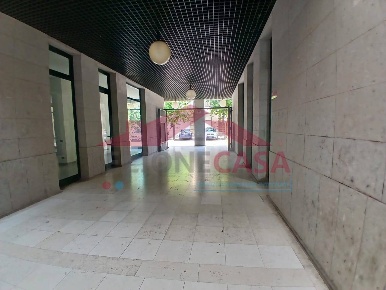 Foto Negozio in PAZZA ALCIDE DE GASPERI, Saronno di 125 m² con 2 locali