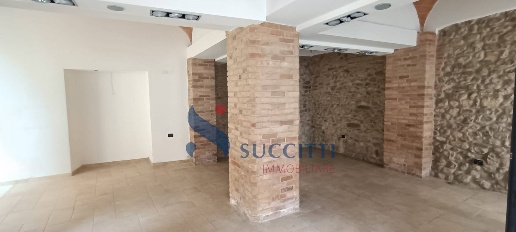 Foto Locale commerciale in via Raneiro, Teramo Centro di 41 m² con 1 locali