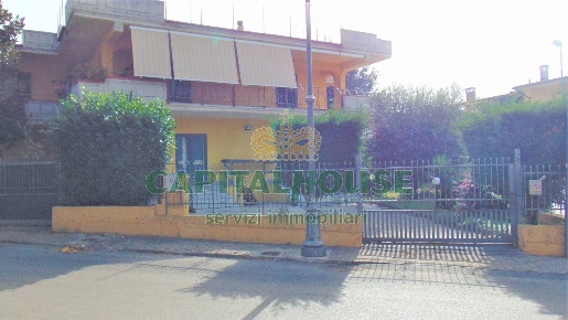 Foto Locale commerciale a Sirignano di 200 m² con 1 locali in affitto
