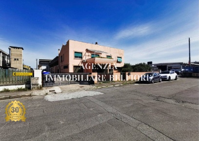 Foto Locale commerciale in via giovanni xxiii, Pontedera di 1000 m²