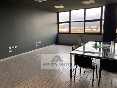 Foto Ufficio a Montelupo Fiorentino di 400 m² con 6 locali in affitto