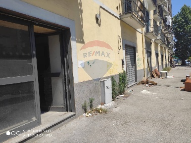 Foto Locale commerciale a Napoli Capodichino di 594 m² con 20 locali