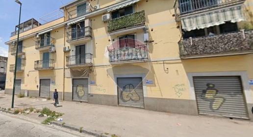 Foto Locale commerciale a Napoli Capodichino di 594 m² con 20 locali