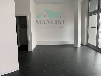 Foto Locale commerciale in DON MINZONI, Jesi Smia di 250 m² con 3 locali