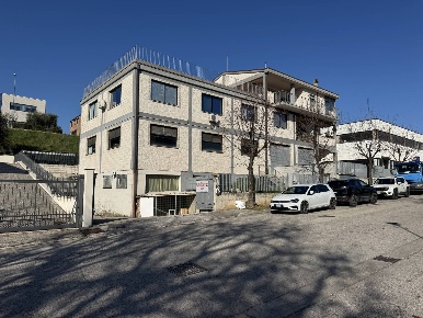 Foto Attività commerciale a Porto San Giorgio di 309 m² con 10 locali