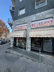 Foto Attività commerciale in Piazza Bottesin, Torino di 97 m² con 2 locali