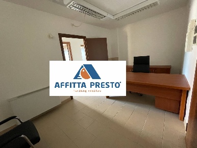 Foto Ufficio in Via Bramante, Porto Torres di 110 m² con 5 locali