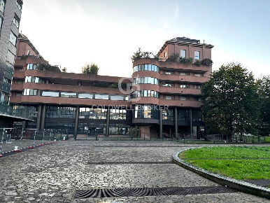 Foto Attività commerciale in VIA ALBERTO DA GIUSSANO, Legnano di 1510 m²