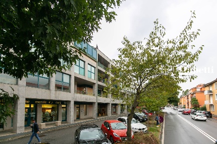 Foto Ufficio in Via De Gasperi, Merate Centro di 100 m² con 4 locali