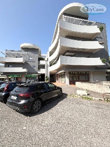 Foto Locale commerciale a Roma di 90 m² con 2 locali in vendita