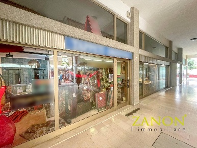 Foto Locale commerciale in viale Dante Alighieri, Grado Centro di 61 m²