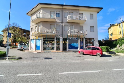 Foto Attività commerciale in Via Mantova, Peschiera del Garda Centro