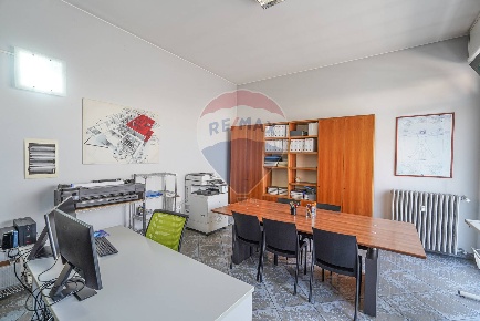 Foto Negozio in via galileo galilei, Bonate Sotto di 46 m² con 1 locali