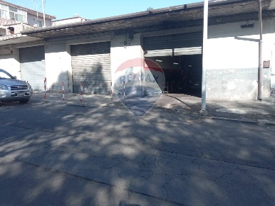 Foto Locale commerciale in Via Maria ss assunta, Catania di 100 m²