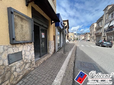 Foto Locale commerciale in Via Fabio Filzi, Fondi Centro di 30 m²