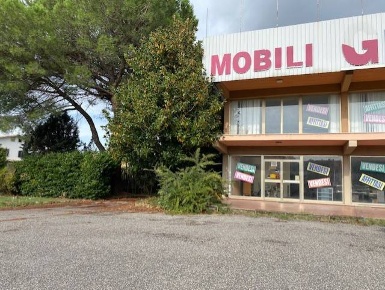 Foto Locale commerciale in Via Civita Castellana, Castel Sant'Elia Centro