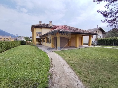 Foto Negozio in via Vette, Feltre Villabruna Umin di 150 m² con 2 locali