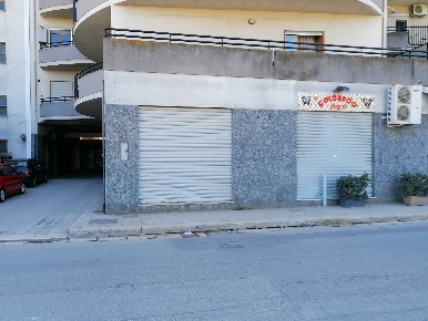 Foto Locale commerciale in via Alcide De Gasperi, Canosa di Puglia Centro