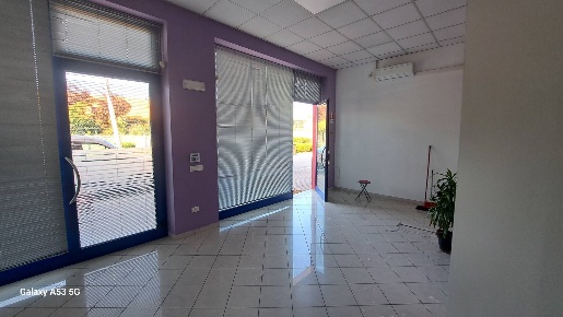 Foto Locale commerciale a Città Sant'Angelo di 58 m² con 2 locali