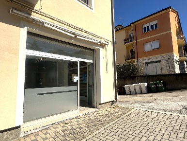 Foto Locale commerciale in VIA SERRALOGGIA, Fabriano Centro di 67 m²