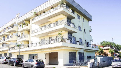 Foto Locale commerciale in Via Leonardo Mellano, Roma Acilia di 114 m²