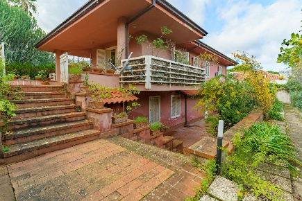 Foto Villa singola in Via Lanza di Scalea 325, Palermo di 326 m² in vendita