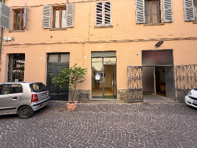 Foto Locale commerciale in Via Aurelio Saffi, Viterbo di 33 m² con 3 locali