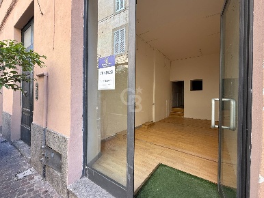 Foto Locale commerciale in Via Aurelio Saffi, Viterbo di 33 m² con 3 locali