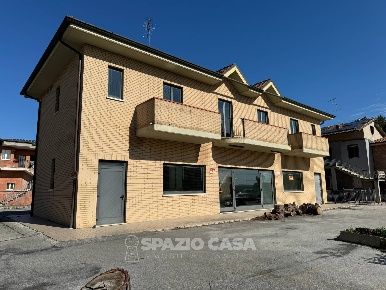 Foto Locale commerciale in Via Michelangelo, Morrovalle di 292 m²