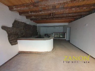 Foto Bar in Piazza Cavour, Gorizia Centro di 190 m² con 2 locali in vendita