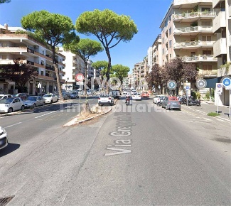Foto Locale commerciale in Piazzale Gregorio Vii, Roma di 457 m² in vendita