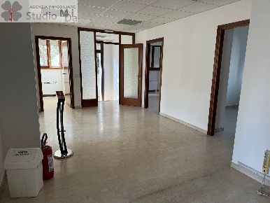 Foto Ufficio in Via Torre Belfredo, Venezia Mestre di 210 m² con 8 locali
