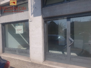 Foto Locale commerciale in VIALE VERDI, Monfalcone Centro di 75 m²