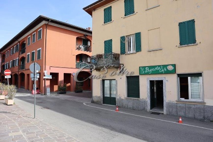 Foto Locale commerciale in Via Risorgimento, Cermenate di 175 m² in vendita