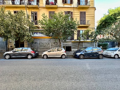 Foto Negozio in via tino da camaino, Napoli Arenella di 610 m² in affitto