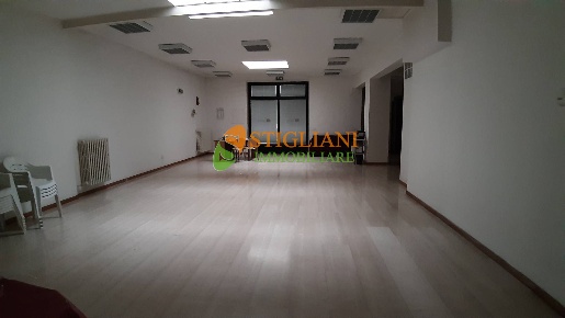 Foto Ufficio in Via Mazzini, Campobasso Centro di 410 m² con 1 locali