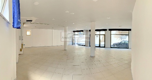 Foto Locale commerciale in Centro, Fondi di 130 m² con 1 locali in affitto