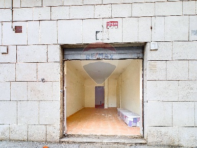 Foto Locale commerciale in Via Luigi Mancinelli, Roma di 67 m² con 2 locali