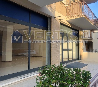 Foto Locale commerciale in Via Degli Osci, Fondi di 240 m² in vendita