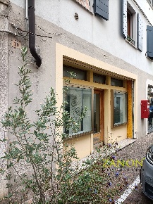 Foto Locale commerciale in Via Friuli, Cormons Centro di 68 m² con 2 locali