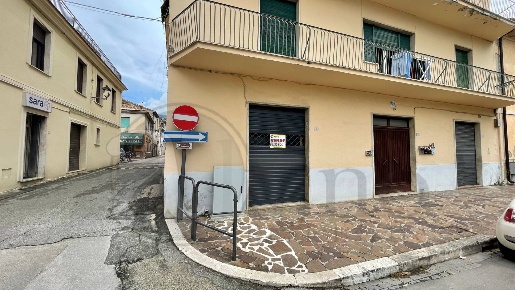 Foto Locale commerciale in Piazza San Tommaso D'Aquino, Aquino di 60 m²